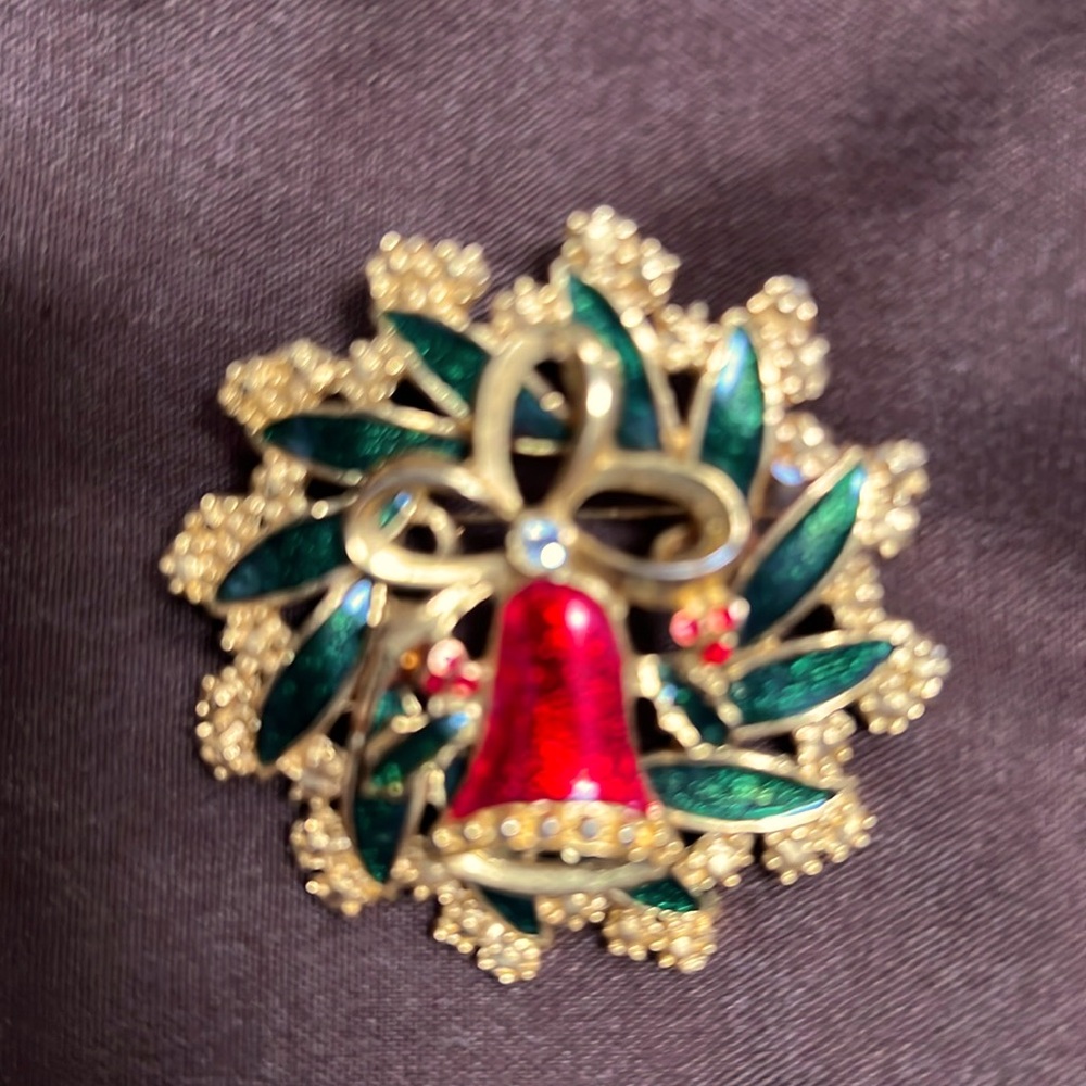 Vintage Gold Wreath Christmas Pin/Brooch w/Bell and Rhinestone Solid Good Shape